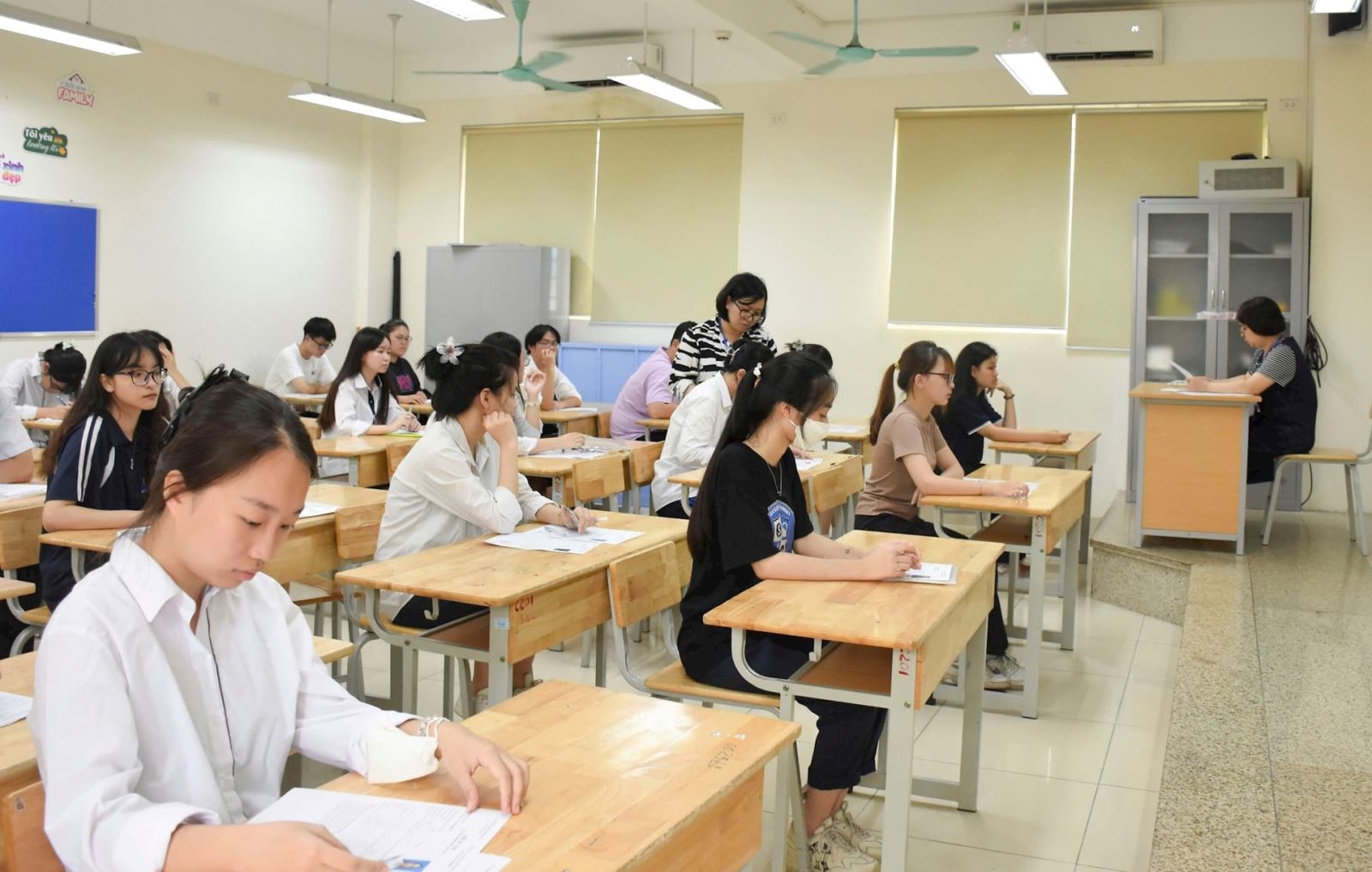Việc ăn uống đủ dinh dưỡng sẽ giúp các em có một sức khỏe tốt bước vào kỳ thi căng thẳng.
