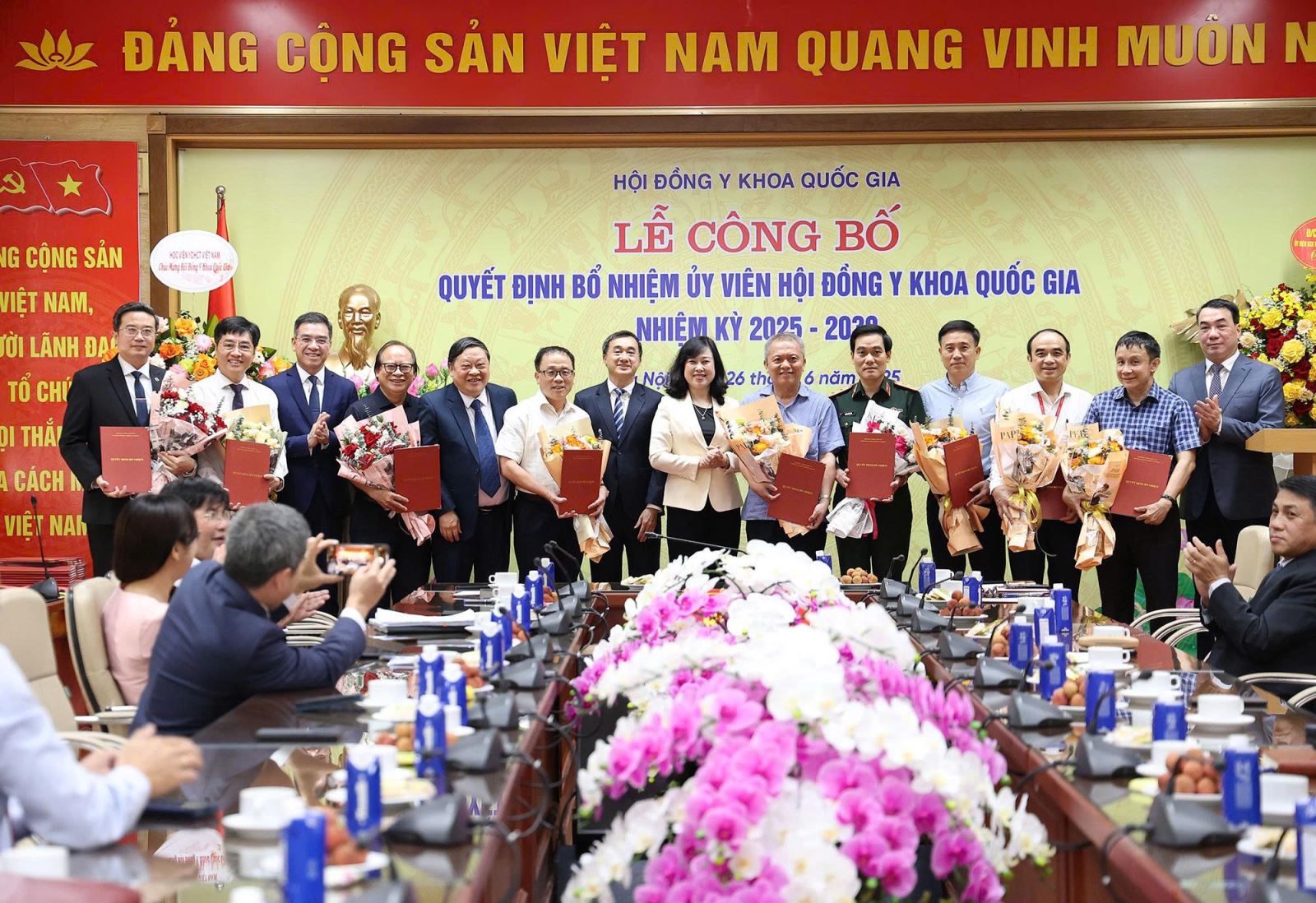 Bộ trưởng Đào Hồng Lan, Thứ trưởng Trần Văn Thuấn và 3 đồng chí Phó Chủ tịch Hội đồng Y khoa Quốc gia chúc mừng các đồng chí Uỷ viên Hội đồng