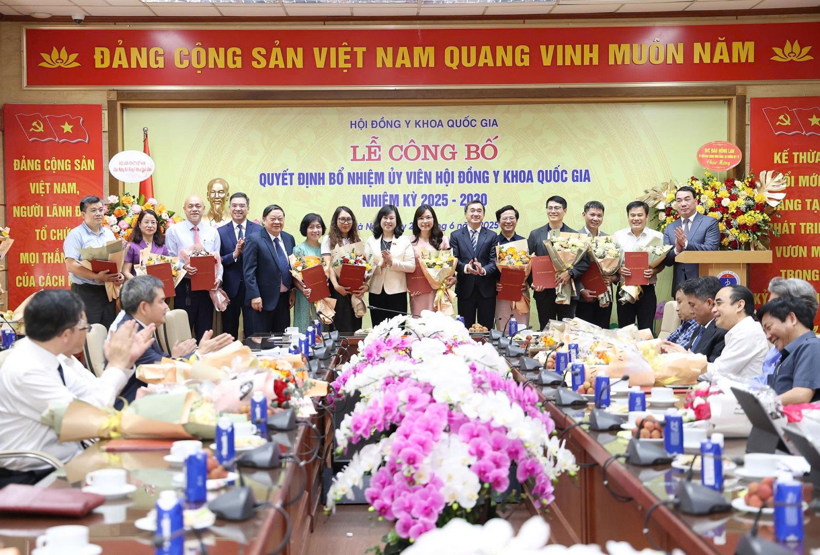 Bộ trưởng Đào Hồng Lan, Thứ trưởng Trần Văn Thuấn và 3 đồng chí Phó Chủ tịch Hội đồng Y khoa Quốc gia chúc mừng các đồng chí Uỷ viên Hội đồng