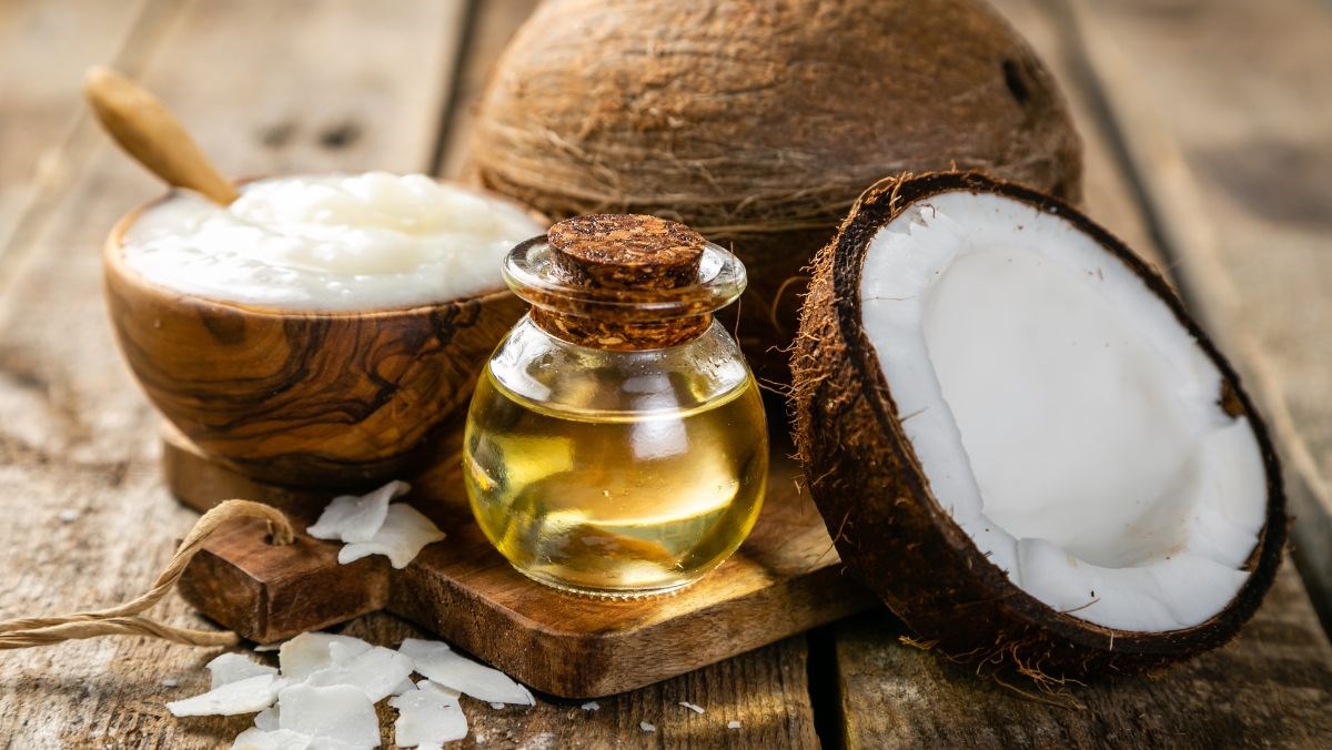 Súc miệng bằng sữa dừa giúp khắc phục nhiệt miệng nhanh chóng.
