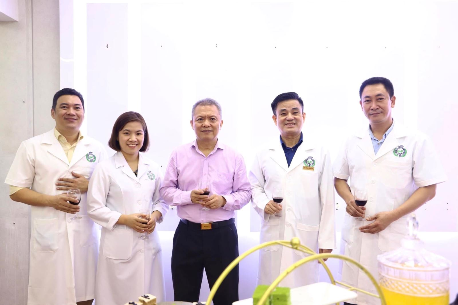 GS.TS Lê Ngọc Thành cùng các đồng sự