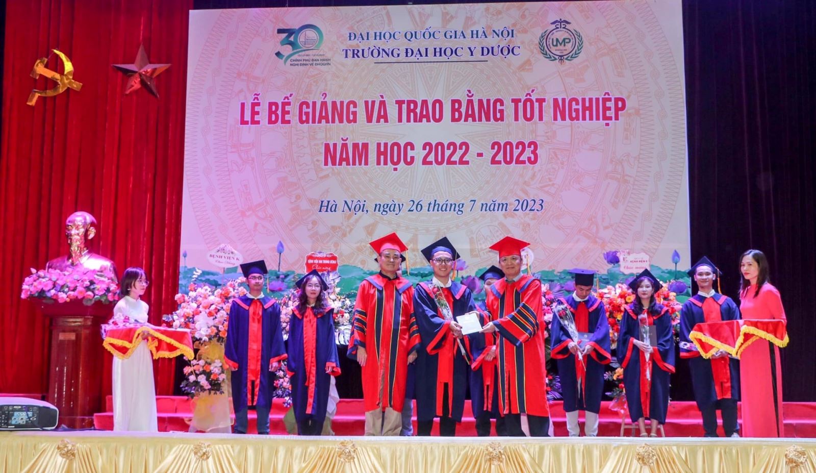 Lễ bế giảng và trao bằng tốt nghiệp tại Đại học Y Dược Hà Nội