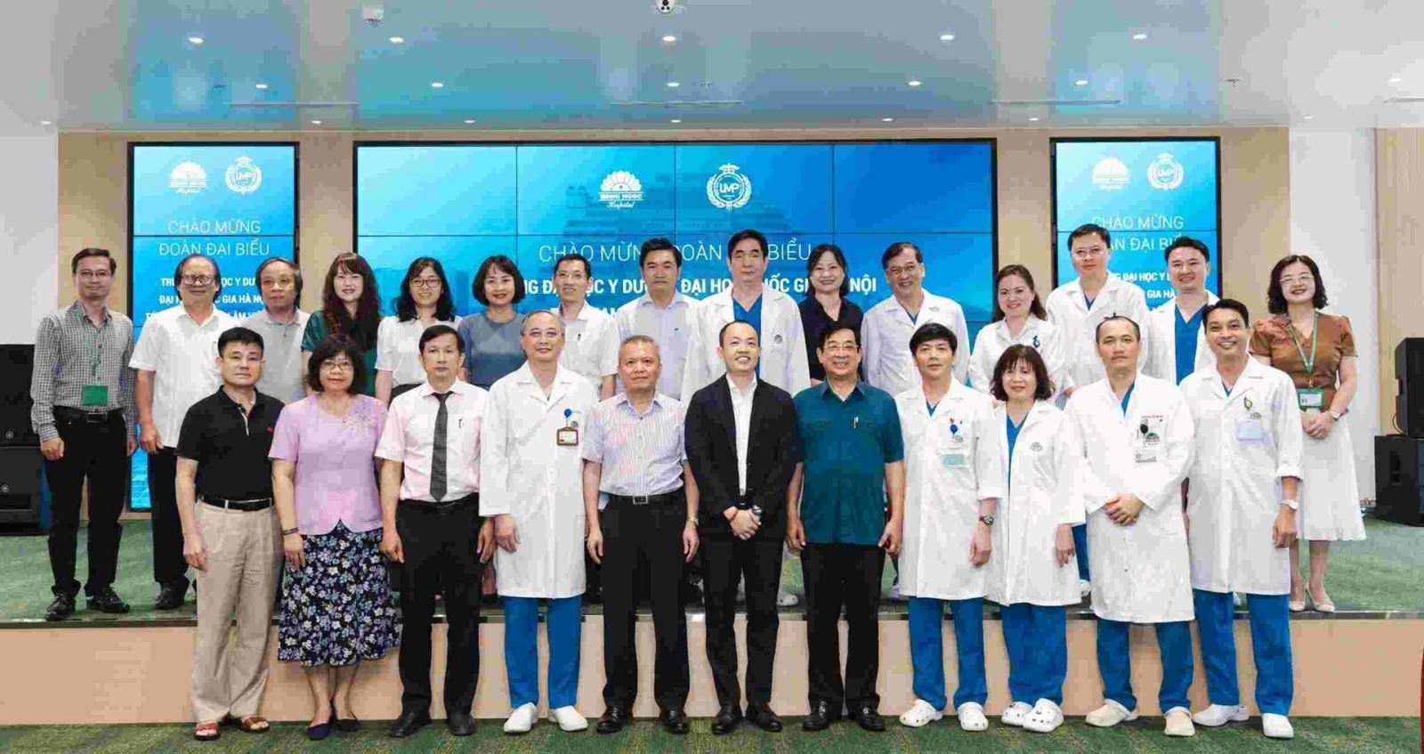 Các cán bộ Trường Đại học Y Dược – Đại học Quốc gia Hà Nội chụp ảnh lưu niệm nhân dịp sự kiện