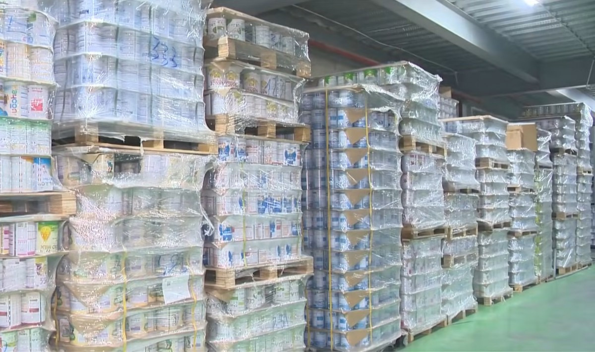Kho sản xuất sữa bột giả bị công an phát hiện, triệt phá hồi đầu tháng 4. Nhiều sản phẩm công bố chứa chiết xuất tổ yến, đông trùng hạ thảo, bột mắc ca, bột quả óc chó... nhưng thực tế không có. Ảnh: VTV