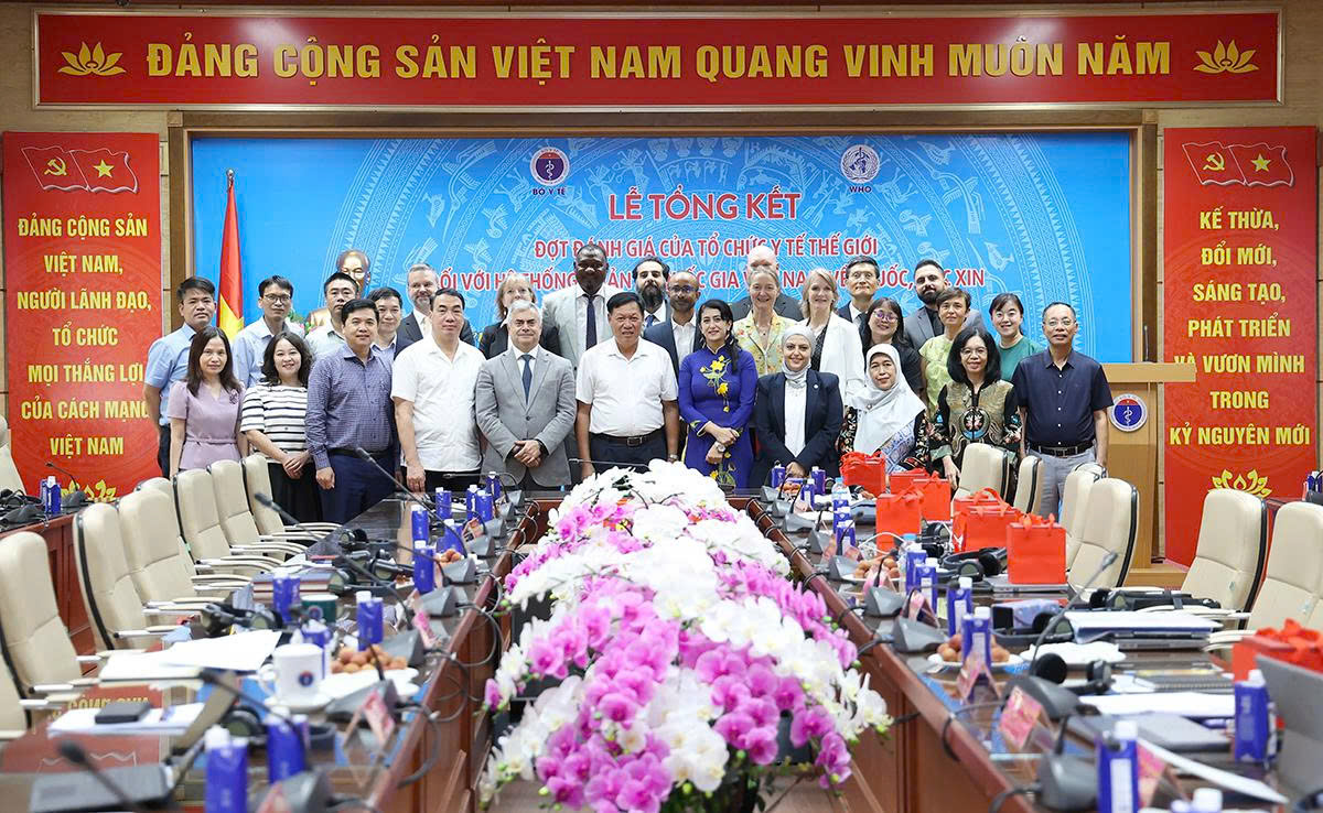 Thứ trưởng Bộ Y tế Đỗ Xuân Tuyên, đại diện các đơn vị thuộc, trực thuộc Bộ và các thành viên của đoàn đánh giá của Tổ chức Y tế thế giới.