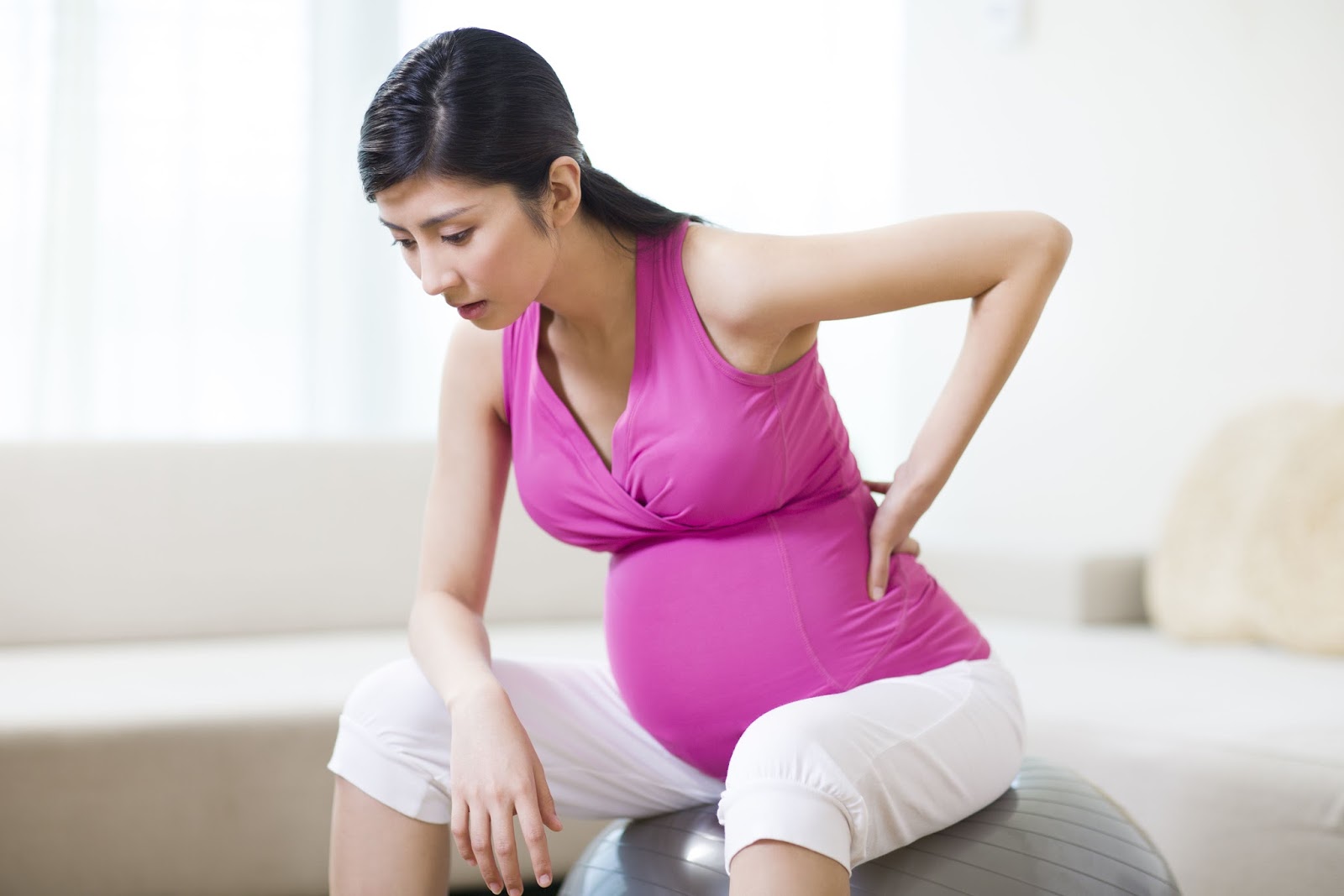 Nhiều bà bầu bị đau lưng ảnh hưởng tới sinh hoạt hàng ngày trong thai kỳ.