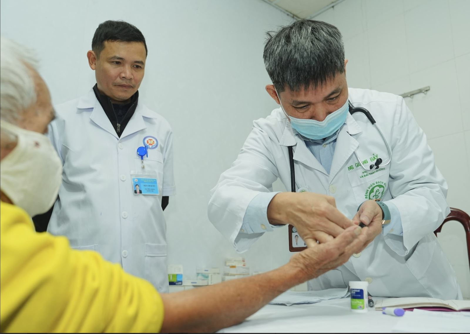 TS.BS Nguyễn Quang Bảy, Trưởng khoa Khoa Nội tiết và Đái tháo đường - Bệnh viện Bạch Mai cho rằng việc kê đơn thuốc dài ngày sẽ mang lại nhiều lợi ích cho người bệnh, người cao tuổi, tuy nhiên người cao tuổi khi nhận thuốc trong thời gian dài hơn để đảm bảo uống thuốc đúng cách và không ảnh hưởng đến kết quả điều trị.