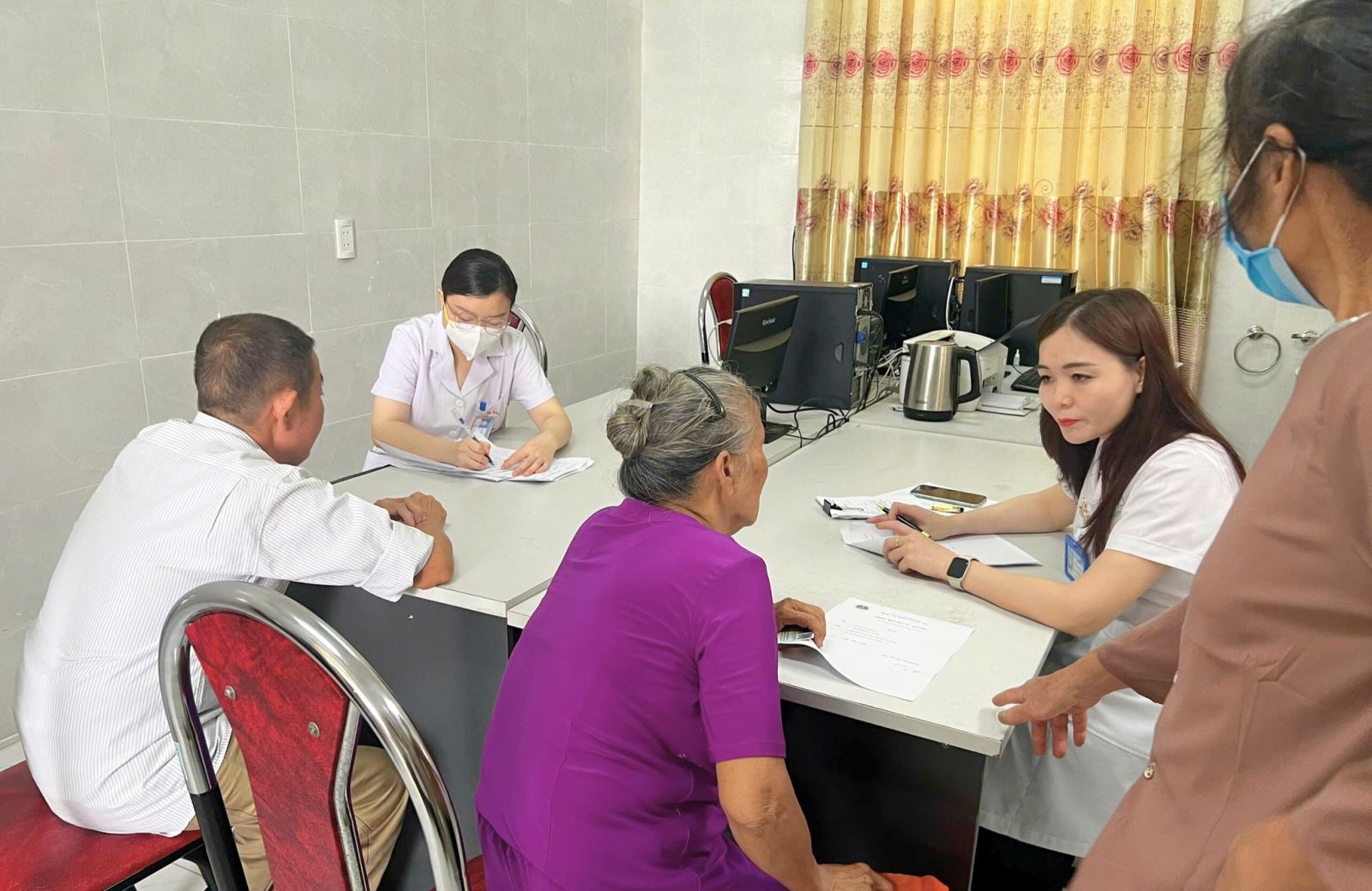 Cần có chế độ đãi ngộ tương xứng với cán bộ y tế, góp phần nâng cao công tác chăm sóc sức khỏe nhân dân. Ảnh: Trung tâm Y tế huyện Cẩm Khê (Phú Thọ).