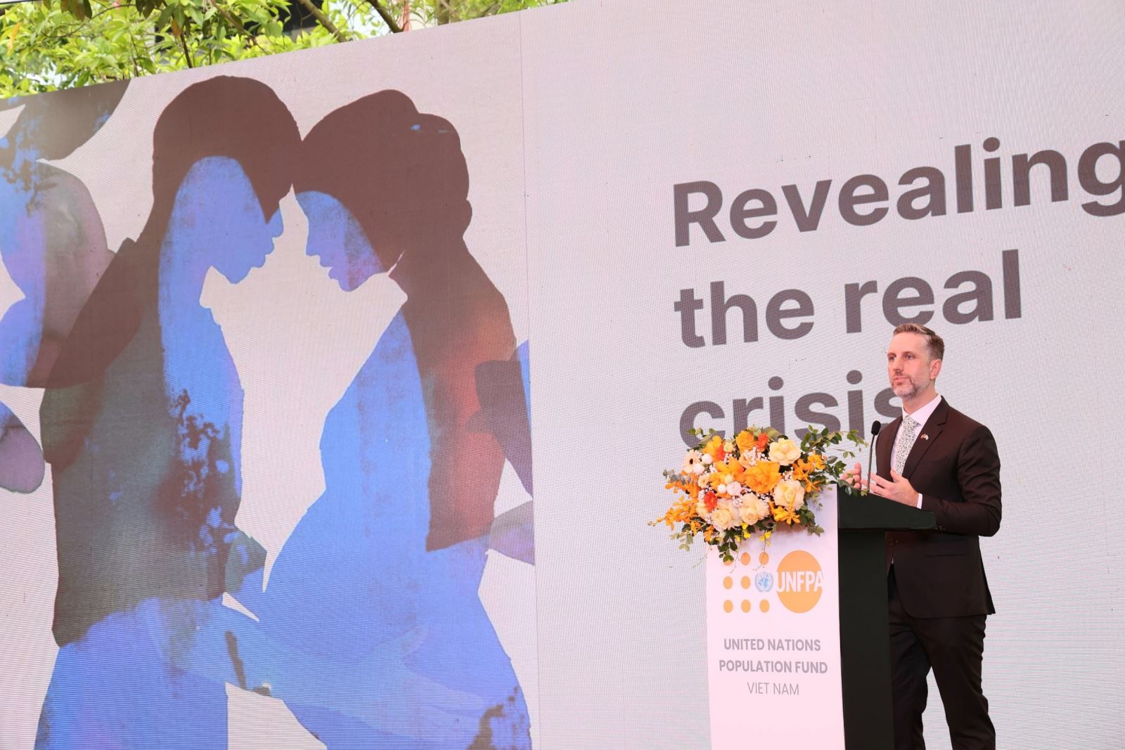 Ông Matt Jackson, Trưởng Đại diện UNFPA tại Việt Nam, thông qua bài trình bày tóm tắt về Báo cáo Tình trạng Dân số Thế giới 2025, ghi nhận nỗ lực của Việt Nam trong việc đảm bảo quyền tự quyết sinh sản về cho mọi người.