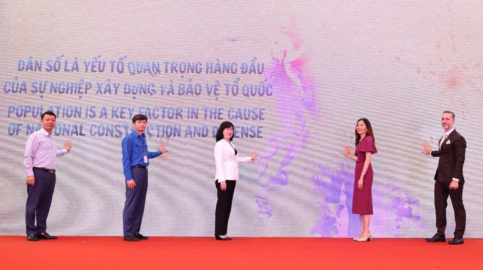 Bộ trưởng Bộ Y tế Đào Hồng Lan, bà Pauline Tamesis, ông Matt Jackson, ông Nguyễn Minh Triết, Cục trưởng Cục Dân số Lê Thanh Dũng cùng nhấn nút khởi động và lan tỏa các thông điệp hưởng ứng Ngày Dân số thế giới.