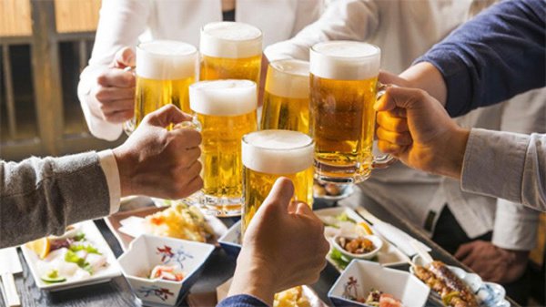 Uống nhiều bia rượu vào mùa hè làm tổn thương can, tỳ, thận.