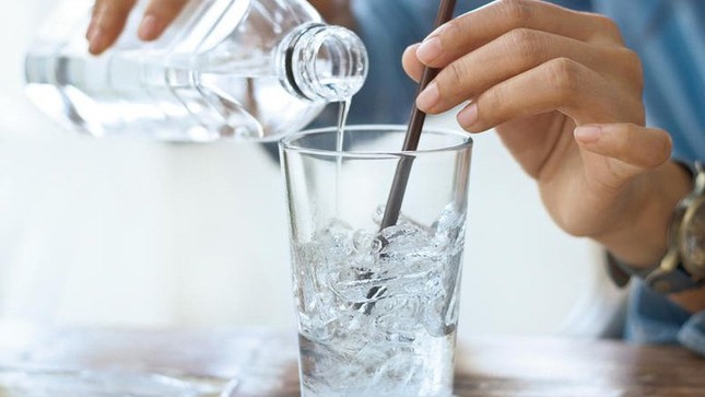 Uống nhiều nước đá lạnh vào mùa hè làm tổn thương chức năng tỳ vị, gây hại sức khỏe.