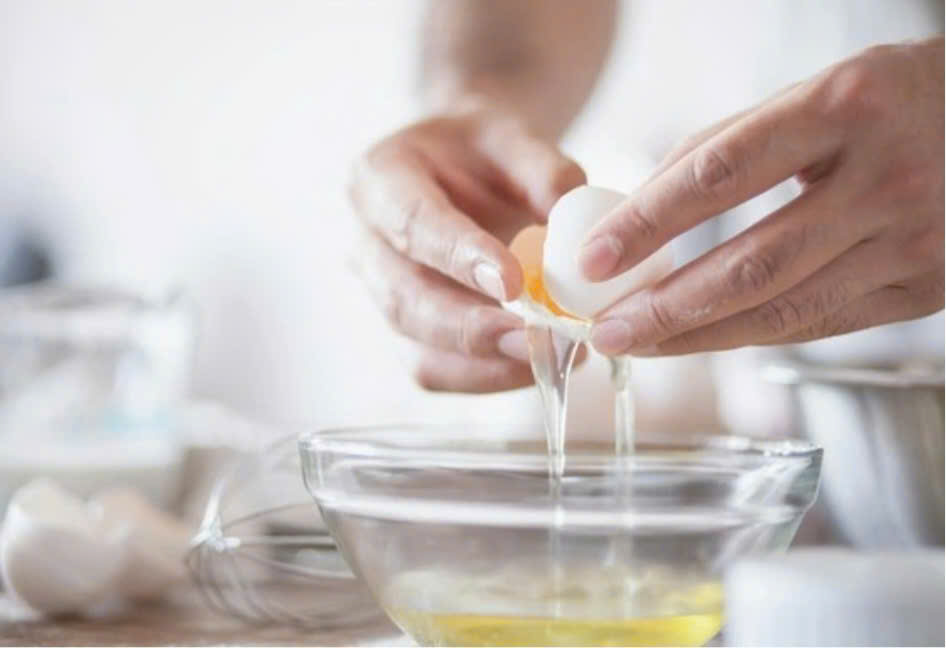 Ăn lòng trắng trứng giúp cơ thể sản xuất collagen.