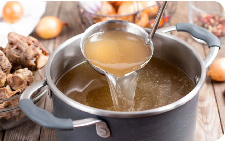 Nước hầm xương chứa nhiều collagen.