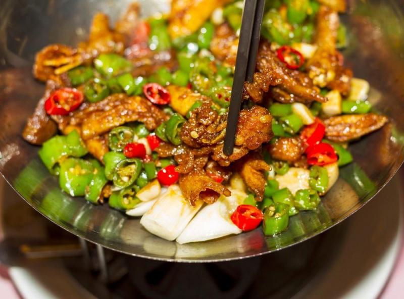 Ăn nhiều đồ cay nóng trong mùa hè khiến gan thêm nóng, tâm thêm phiền, da thêm mẩn ngứa.