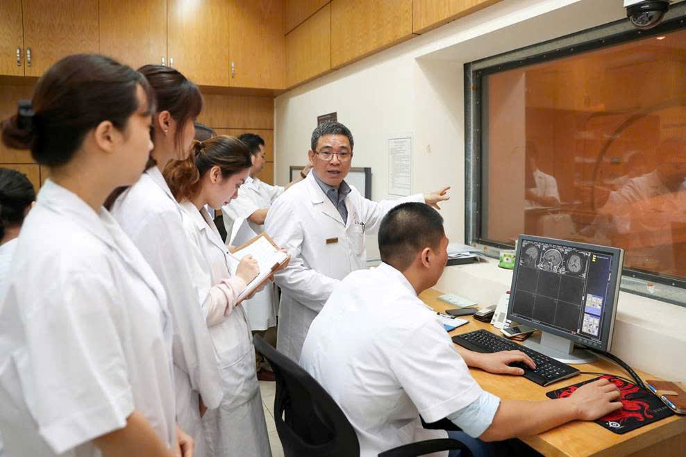PGS.TS Nguyễn Văn Sơn, Trưởng bộ môn Chẩn đoán hình ảnh, Trường Đại học Y Dược, ĐHQGHN đang hướng dẫn sinh viên về kỹ thuật chẩn đoán hình ảnh tại phòng MRI của Bệnh viện E