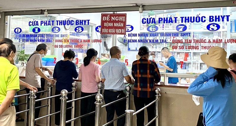 Bộ Y tế đang khẩn trương thực hiện rà soát, sửa đổi, cập nhật Thông tư ban hành danh mục thuốc để bổ sung vào danh mục các thuốc mới, có hiệu quả điều trị cao và đưa ra khỏi danh mục các thuốc không còn phù hợp...