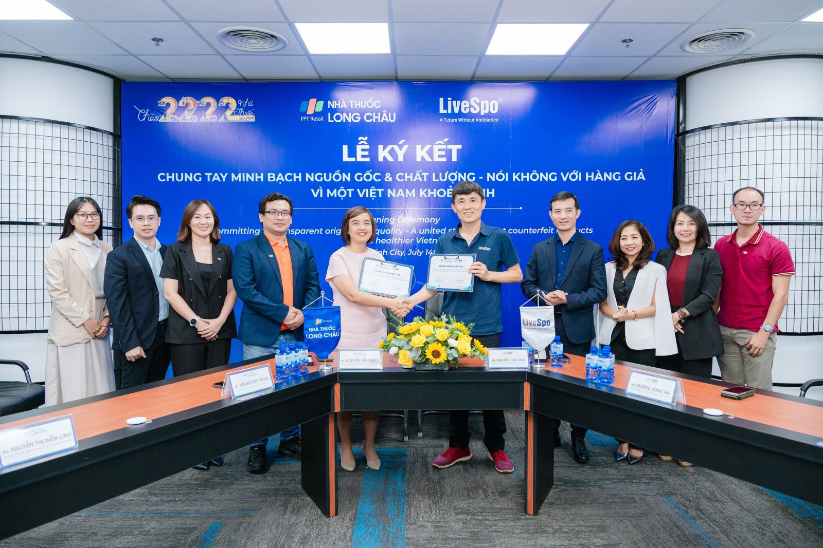 Đại diện Long Châu và đại diện Livespo tại sự kiện.