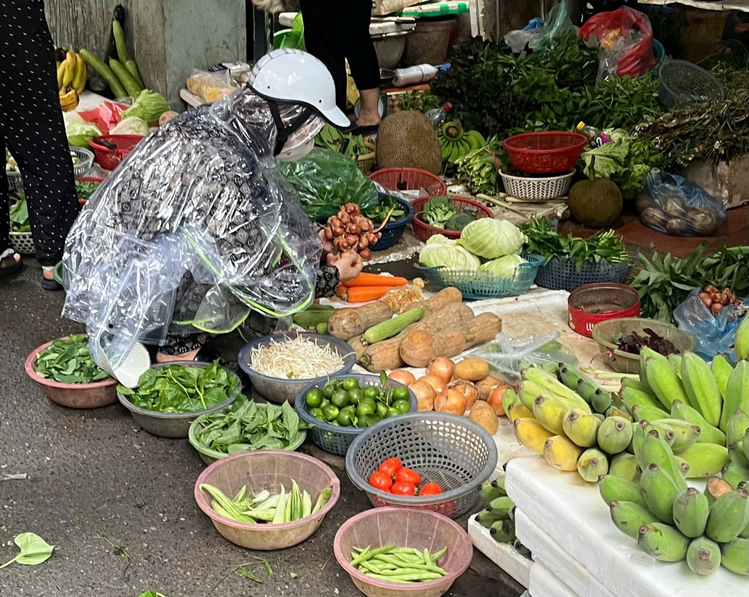 Chị Mai Anh cho biết, chị chỉ mua thực phẩm đủ ăn, không tích trữ.