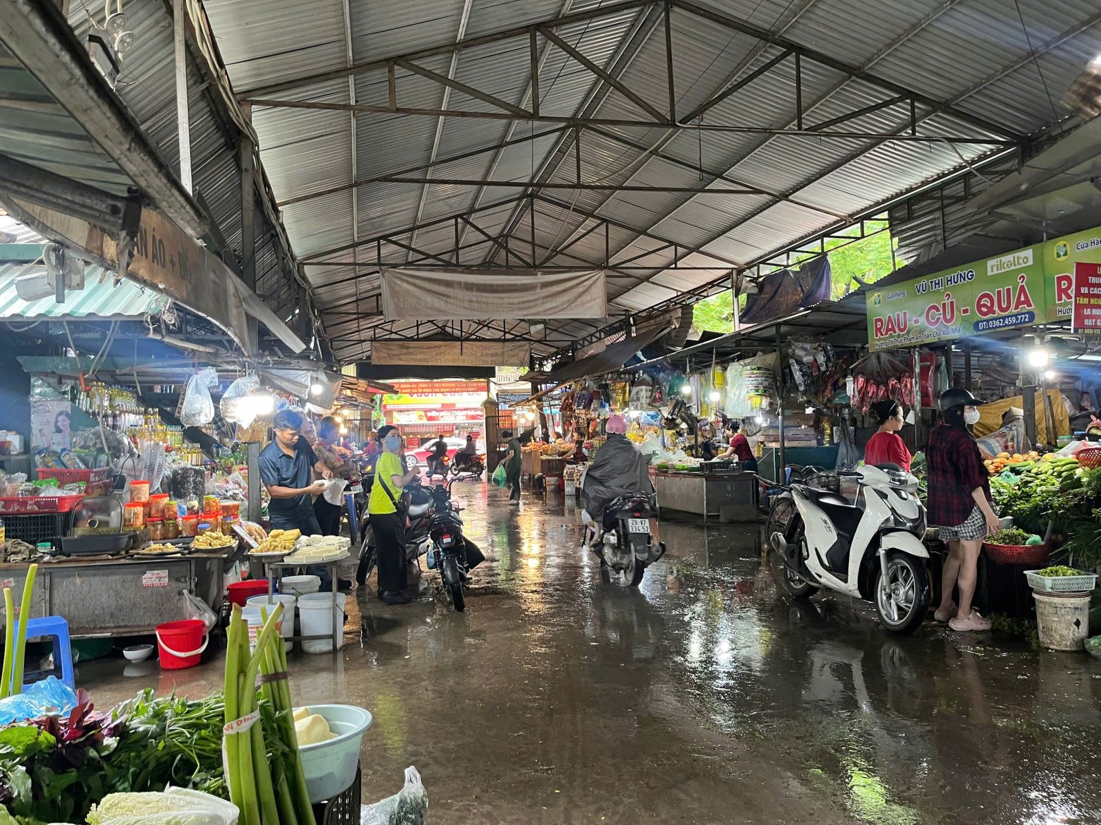 Người dân tranh thủ lúc thời tiết thuận lợi để mua sắm.