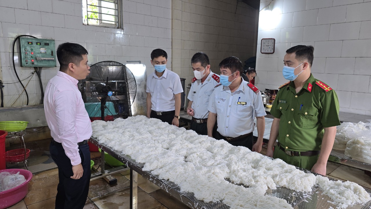 Kiểm tra việc chấp hành quy định pháp luật về bảo đảm an toàn thực phẩm tại hộ kinh doanh cơ sở sản xuất thực phẩm sạch Thanh Phúc