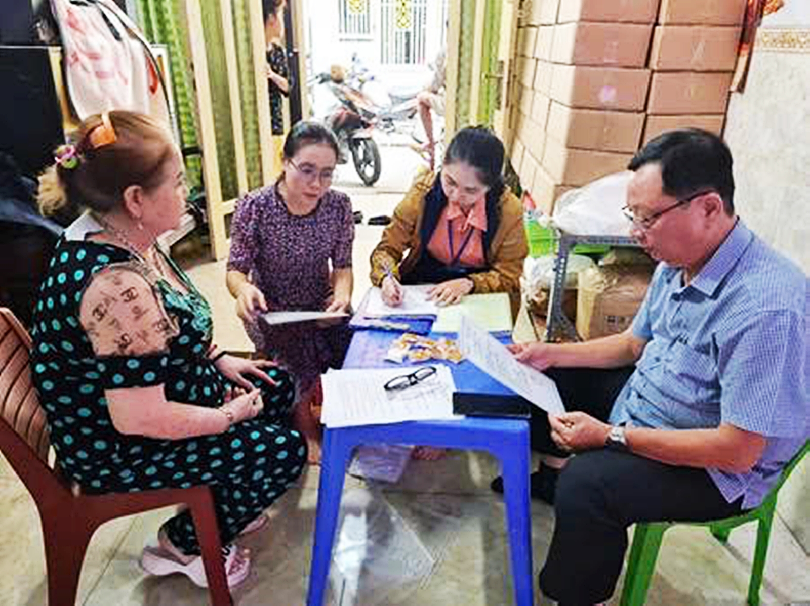 Chính quyền cấp cơ sở phối hợp với Đội ATTP đóng trên địa bàn kiểm tra một hộ kinh doanh thực phẩm.