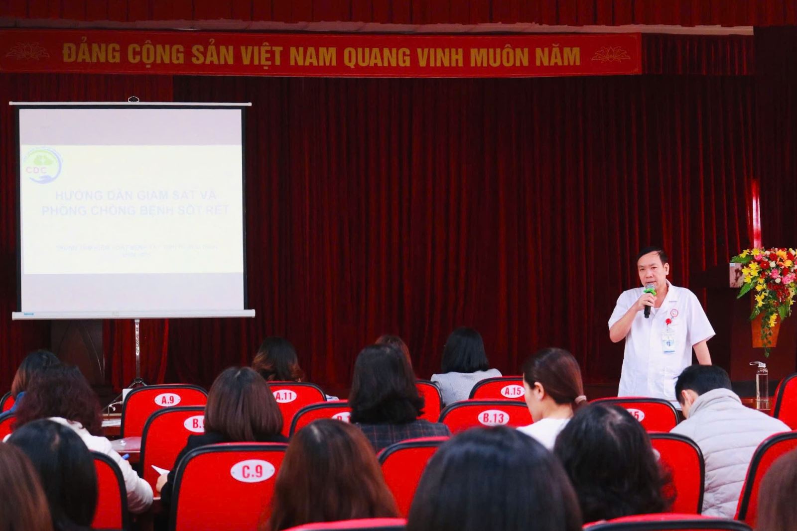 Bs. CKII Nguyễn Hữu Lạc Phó Giám Đốc Trung Tâm Y Tế Thị Xã Quảng Yên dự và chỉ đạo lớp tập huấn chăm sóc dinh dưỡng 1000 ngày đầu đời.