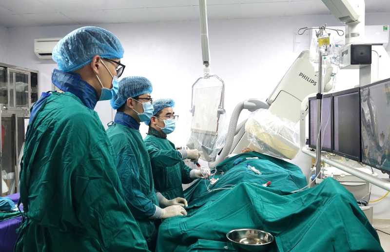 Trưởng khoa Tim mạch -BV Bãi Cháy cùng ê kíp đã nhanh chóng tiến hành can thiệp cho bệnh nhân.