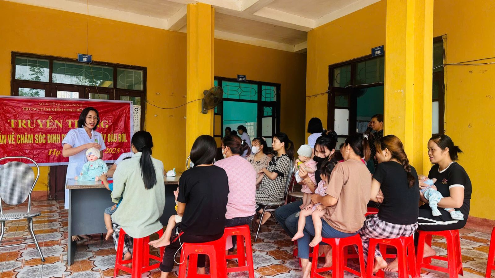 Bác sĩ Nguyễn Thị Trang, khoa Sức khỏe sinh sản (CDC) hướng dẫn một số kỹ năng cần thiết cho các bà mẹ tại buổi truyền thông.