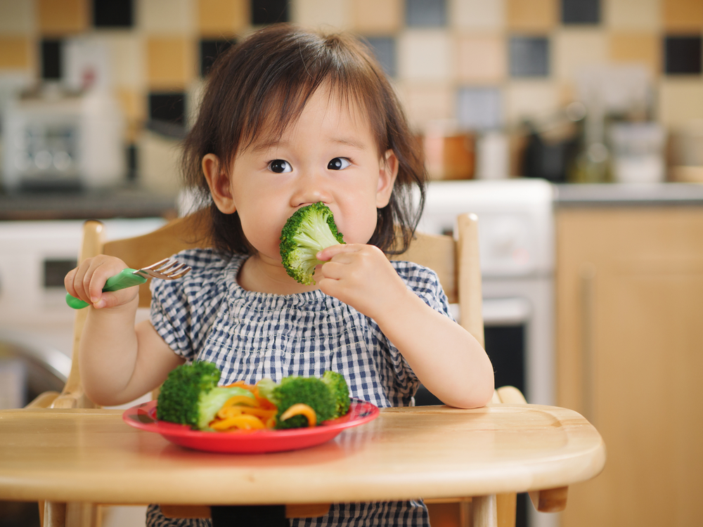 Khuyến khích trẻ ăn nhiều rau củ để làm quen với vị ngọt tự nhiên.