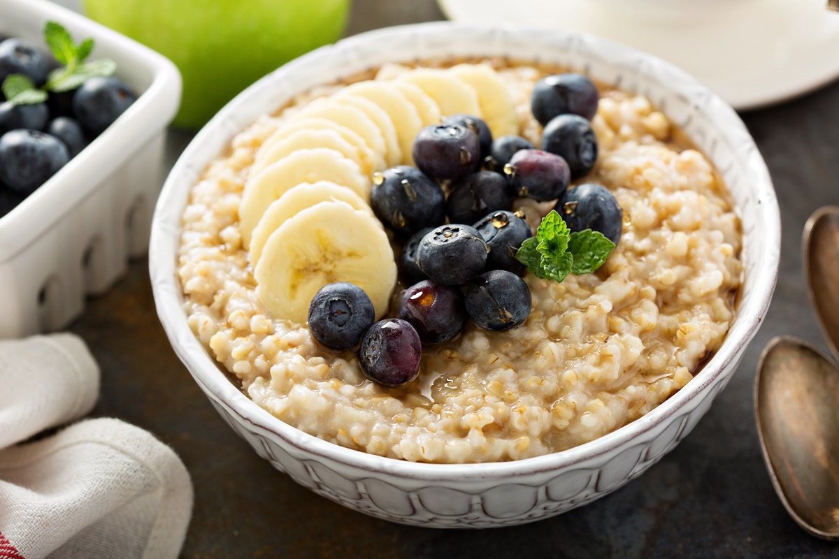 Yến mạch chứa nhiều beta-glucan – một loại chất xơ hòa tan đã được chứng minh giúp giảm huyết áp.