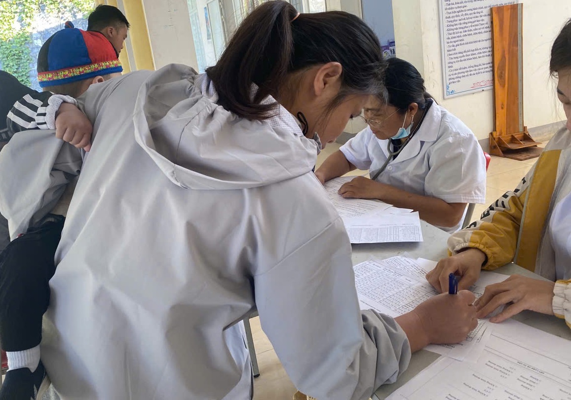 Các gia đình có con nhỏ trong độ tuổi tiêm chủng đến Trạm Y tế xã tiêm chủng theo lịch để phòng chống các bệnh truyền nhiễm.