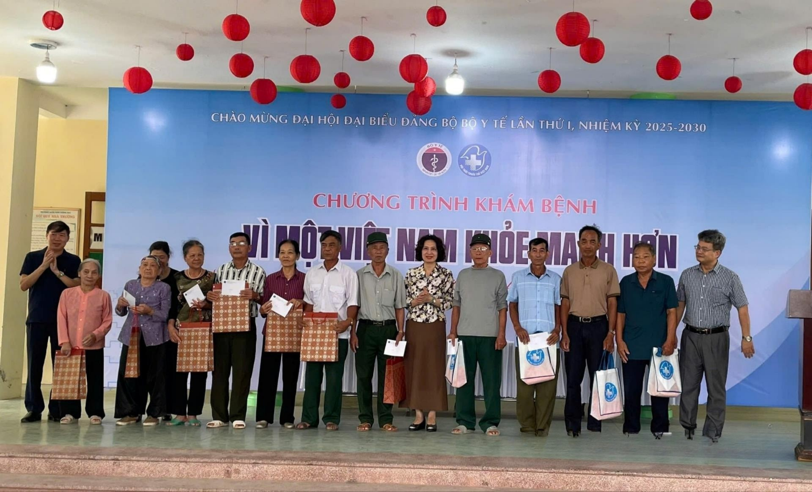 Thứ trưởng Y tế Nguyễn Thị Liên Hương tặng quà cho các gia đình chính sách có hoàn cảnh khó khăn tại xã Kim Thành (ảnh cơ sở cung cấp)