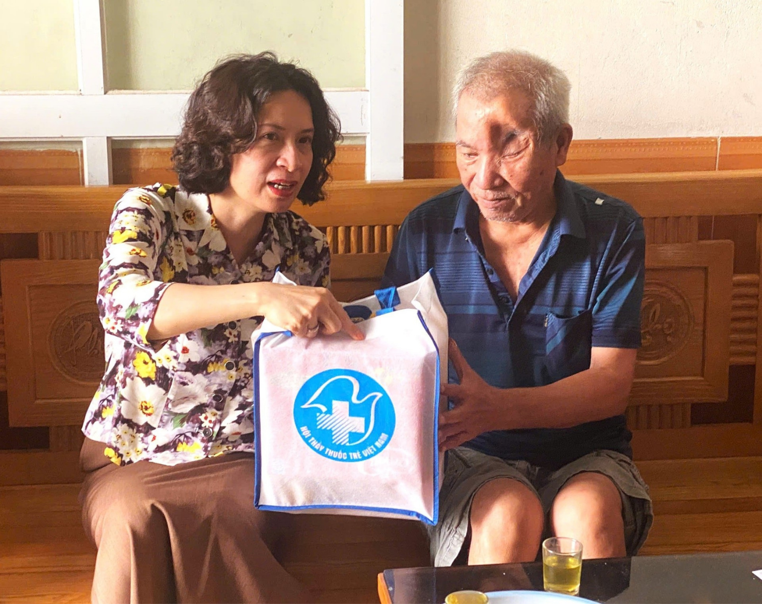 Thứ trưởng Y tế Nguyễn Thị Liên Hương thăm, tặng quà thương binh Lê Văn Chiều ở thôn Hạ Vĩnh, xã Hà Đông