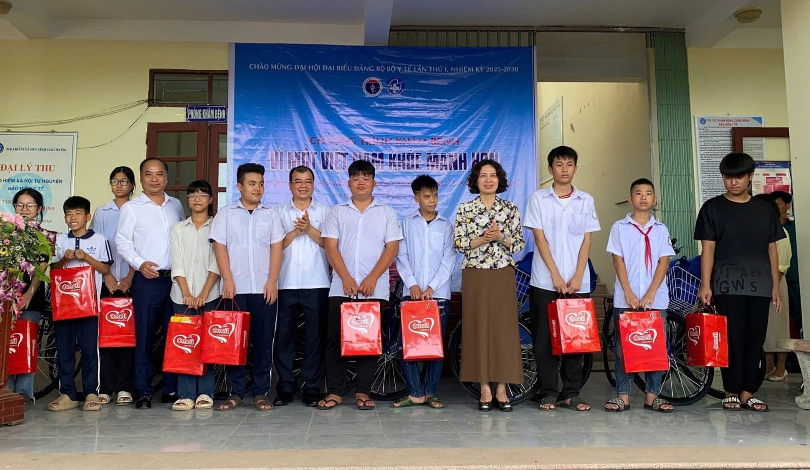 Thứ trưởng Y tế và lãnh đạo UBND thành phố trao quà học sinh vượt khó học giỏi là con của thương binh, bệnh binh, gia đình chính sách