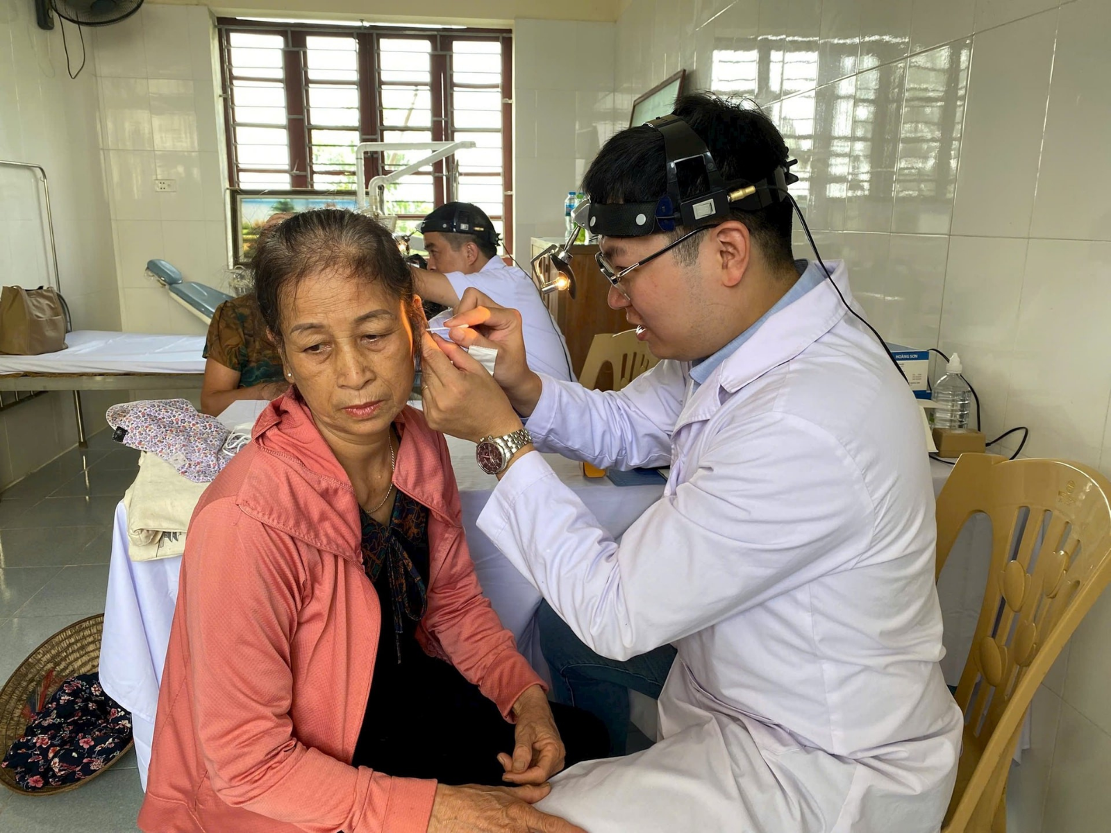 Đội ngũ y, bác sĩ khám bệnh cho 500 người thuộc diện gia đình chính sách, người có công ở xã Hà Đông