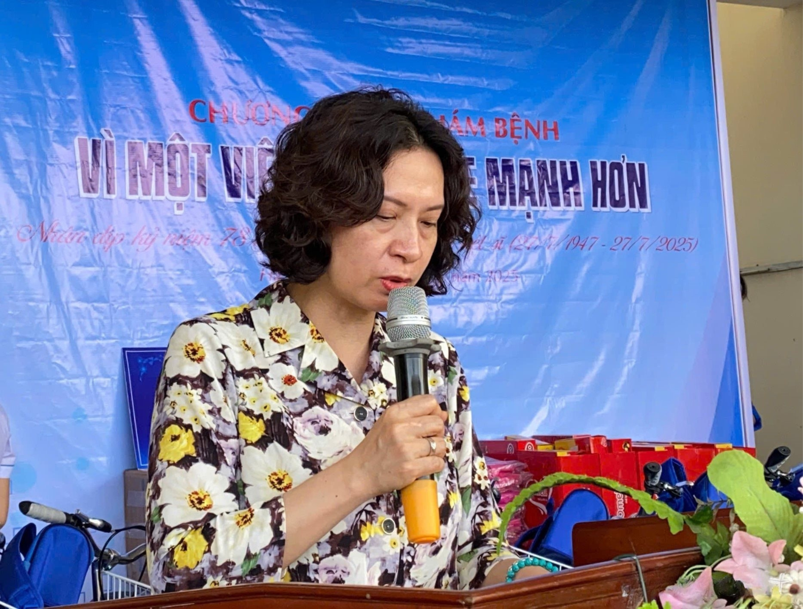 Thứ trưởng Y Tế Nguyễn Thị Liên Hương phát biểu tại buổi thăm, tặng quà gia đình chính sách ở xã Hà Đông