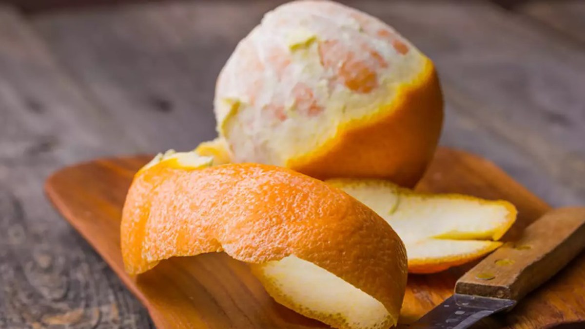 Tinh dầu trong vỏ cam và vỏ quýt chứa nhiều flavonoid – chất chống oxy hóa mạnh có khả năng làm chậm quá trình lão hóa, đồng thời tăng cường sản sinh collagen cho da.