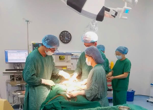 Thực hiện phẫu thuật cho sản phụ