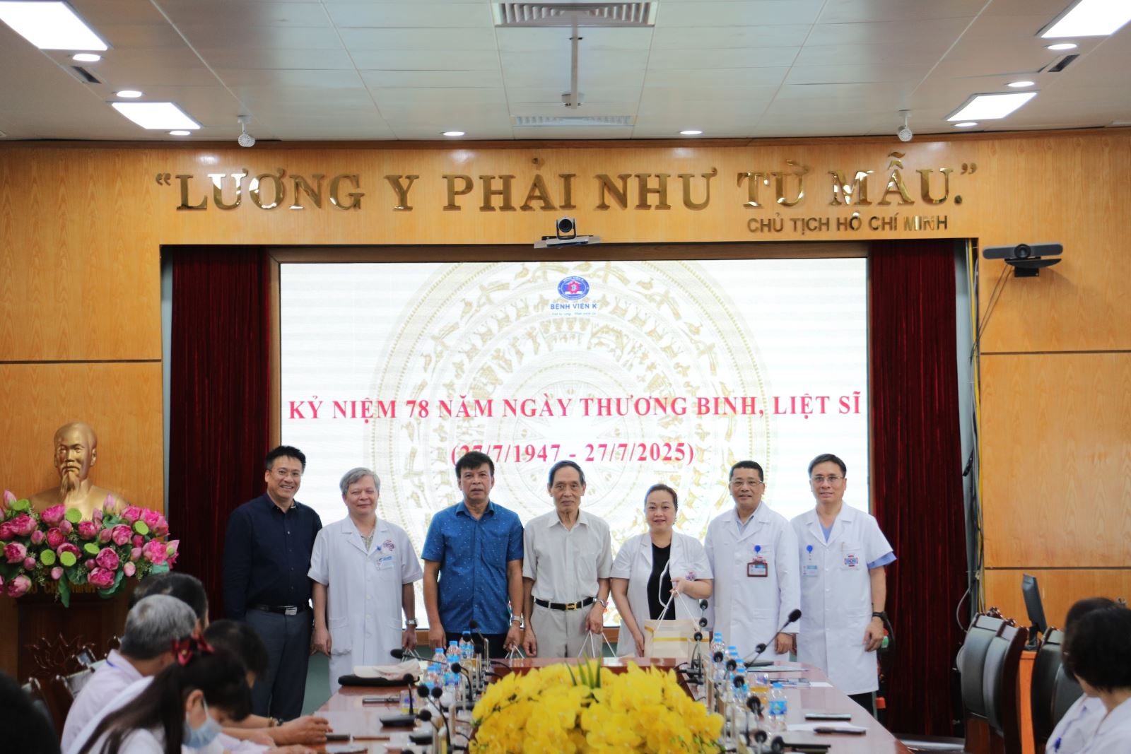 GS.TS Lê Văn Quảng – Bí thư Đảng ủy, Giám đốc Bệnh viện K bày tỏ lòng biết ơn sâu sắc đối với những thương binh, bệnh binh mang trên mình những dấu vết của chiến tranh, những người Mẹ Việt Nam Anh hùng, những người vợ, người con liệt sĩ luôn đau đáu nỗi đau mất con, mất chồng, mất cha.