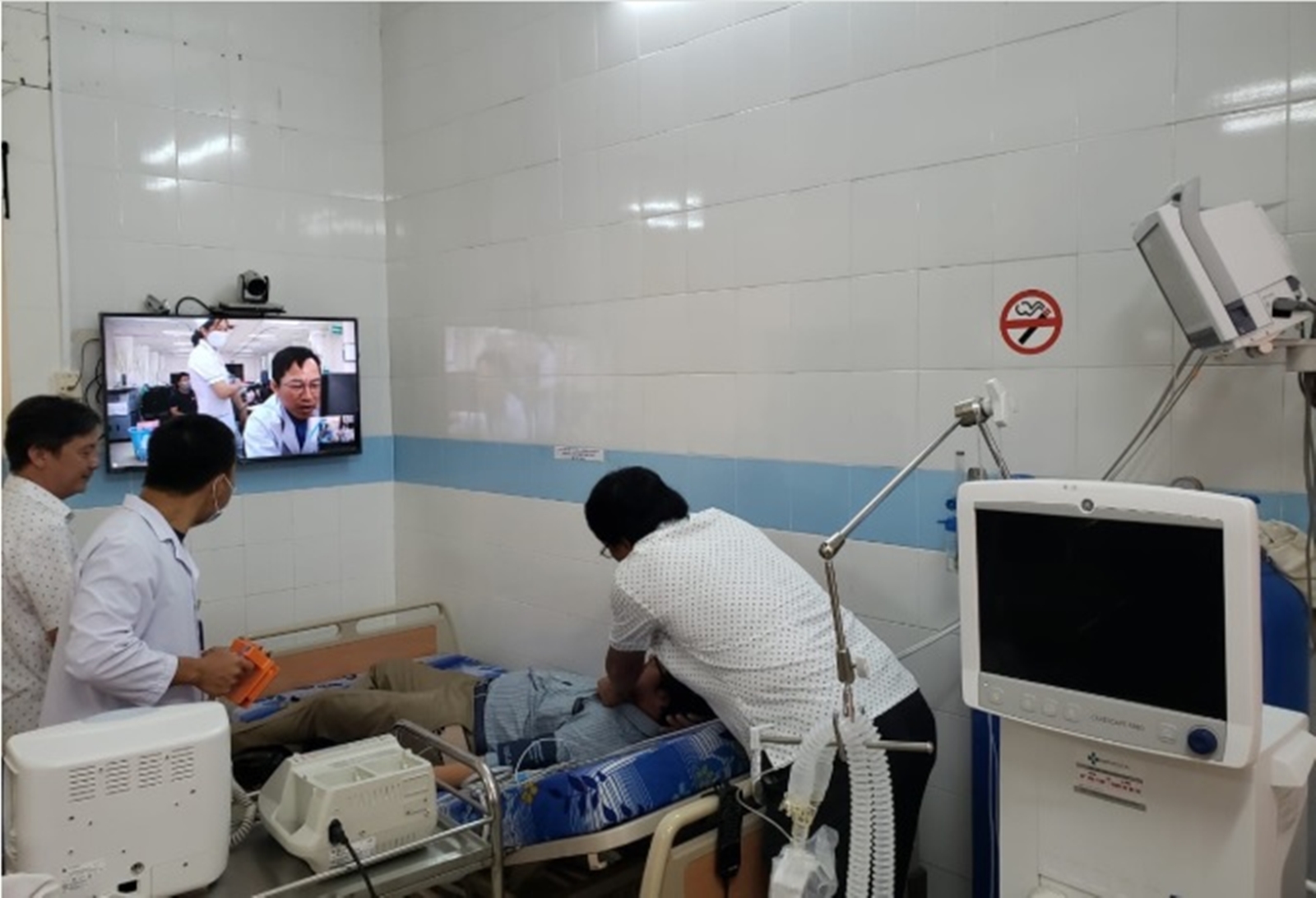 Khám chữa bệnh, sơ cấp cứu cho người dân tại Côn Đảo.