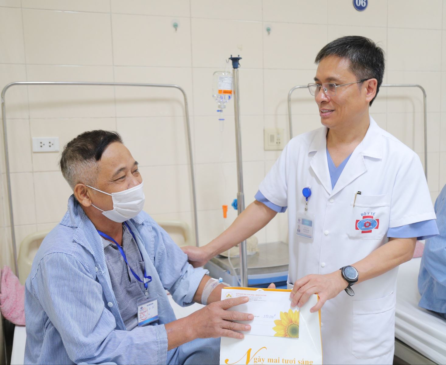PGS.TS Đỗ Hùng Kiên - Phó Giám đốc Bệnh viện K trao quà động viên bệnh nhân là thương binh, thân nhân người có công điều trị tại Bệnh viện K.