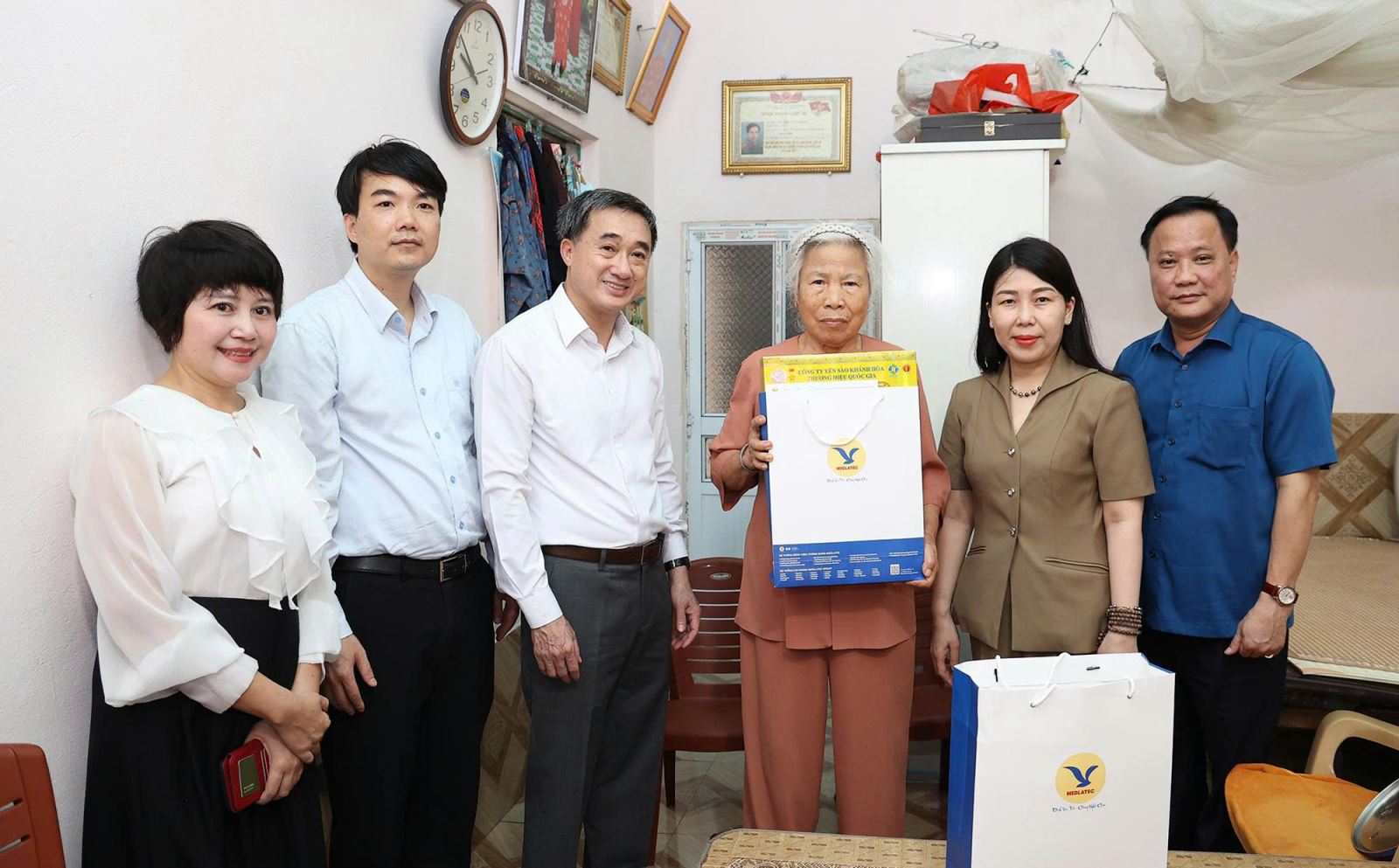 Thứ trưởng Bộ Y tế Trần Văn Thuấn thăm, tặng quà tri ân gia đình thân nhân liệt sĩ ở thôn Thổ Khối, xã Việt Tiến, tỉnh Hưng Yên.
