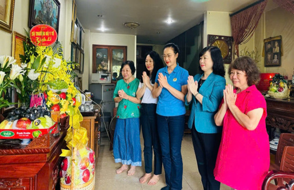 Bộ trưởng Đào Hồng Lan và Đoàn công tác dâng hương tưởng nhớ liệt sĩ, bác sĩ Đặng Thùy Trâm.