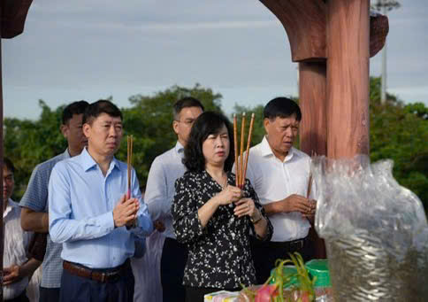 Bộ trưởng Đào Hồng Lan, Thứ trưởng Đỗ Xuân Tuyên cùng các thành viên trong đoàn dâng hương tưởng niệm tại khu di tích Thành cổ Quảng Trị.