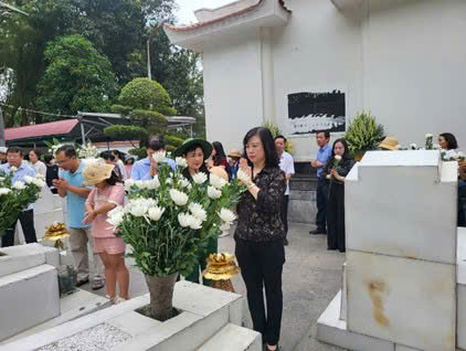 Bộ trưởng Bộ Y tế Đào Hồng Lan cùng các đồng chí lãnh đạo dâng hương tại khu di tích Lịch sử Quốc gia đặc biệt Ngã ba Đồng Lộc (Hà Tĩnh).