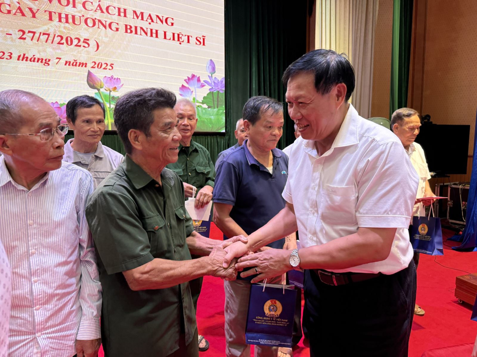 Thứ trưởng Bộ Y tế Đỗ Xuân Tuyên trò chuyện, tặng quà người có công tại xã Nghĩa Trụ, tỉnh Hưng Yên.