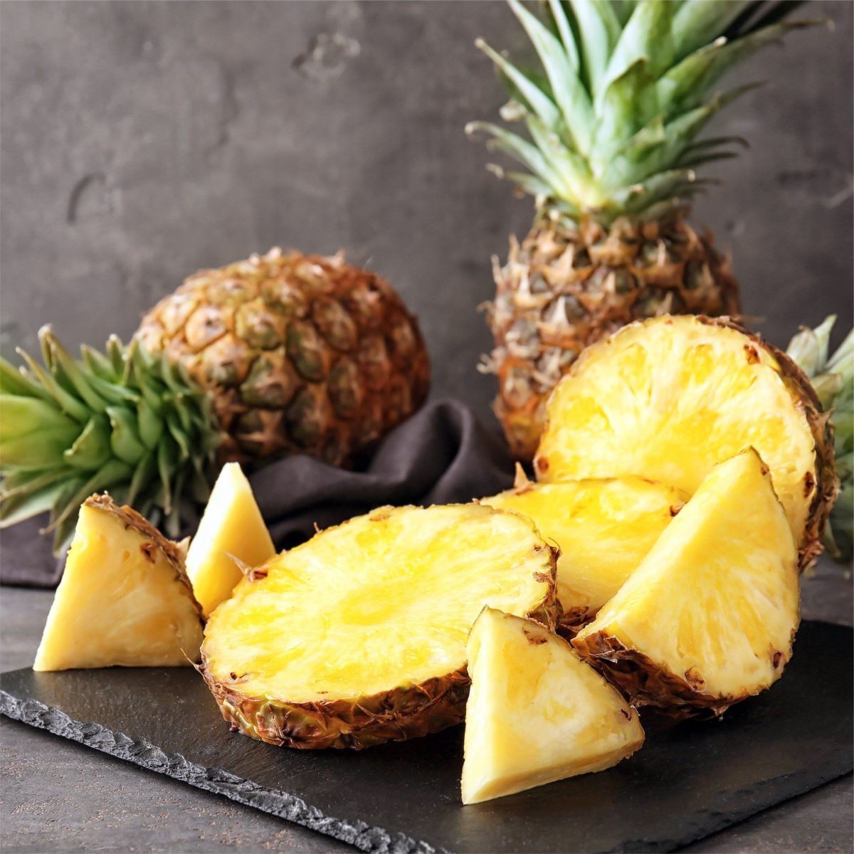 Vỏ dứa chứa bromelain, một loại enzym giúp tiêu hóa protein hiệu quả, đồng thời hỗ trợ làm dịu da từ bên trong.