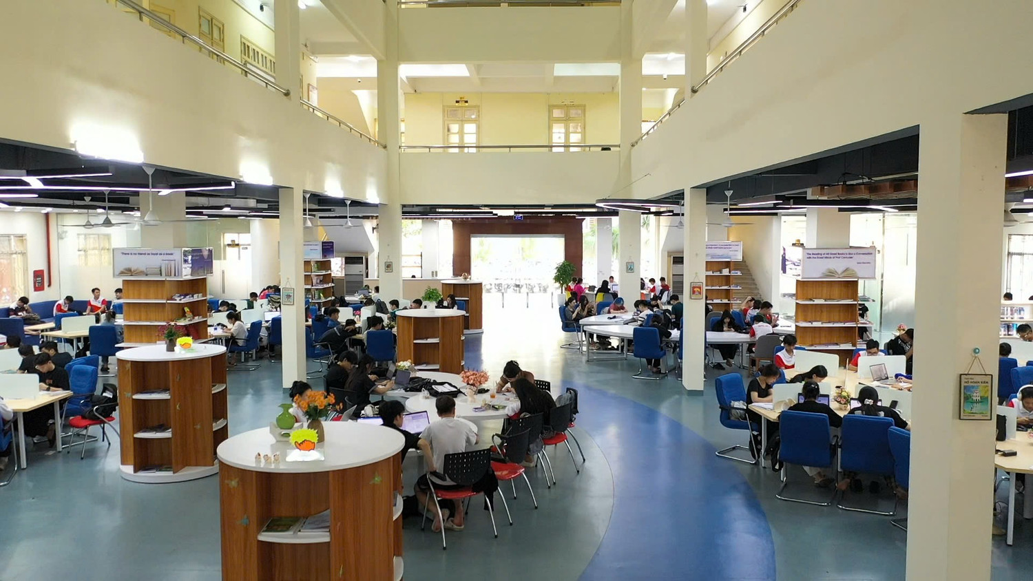 Một góc không gian thư viện của trường.