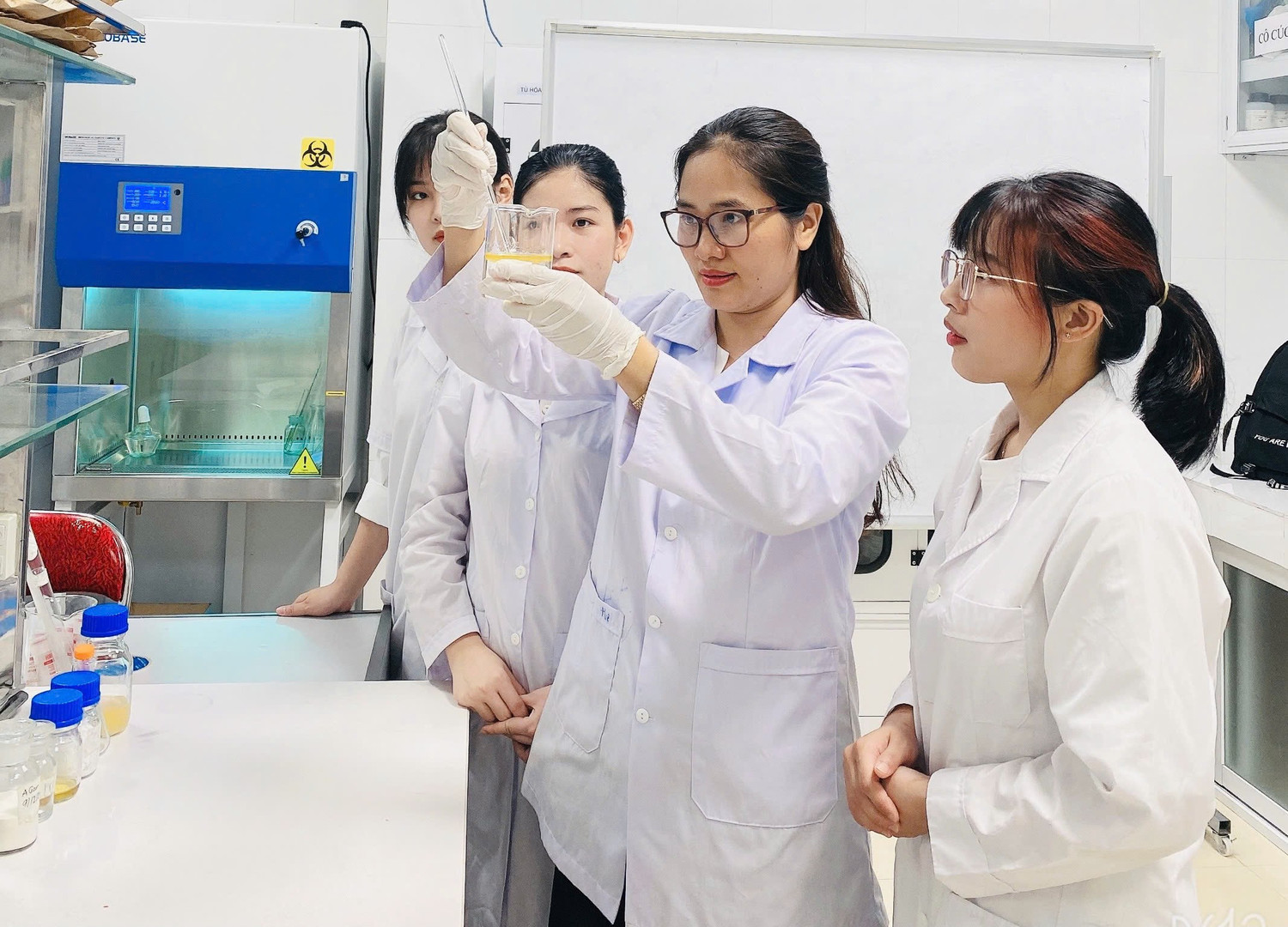 Sinh viên Trường Đại học Thủy lợi đang thực tập môn học tại phòng thí nghiệm Công nghệ sinh học.